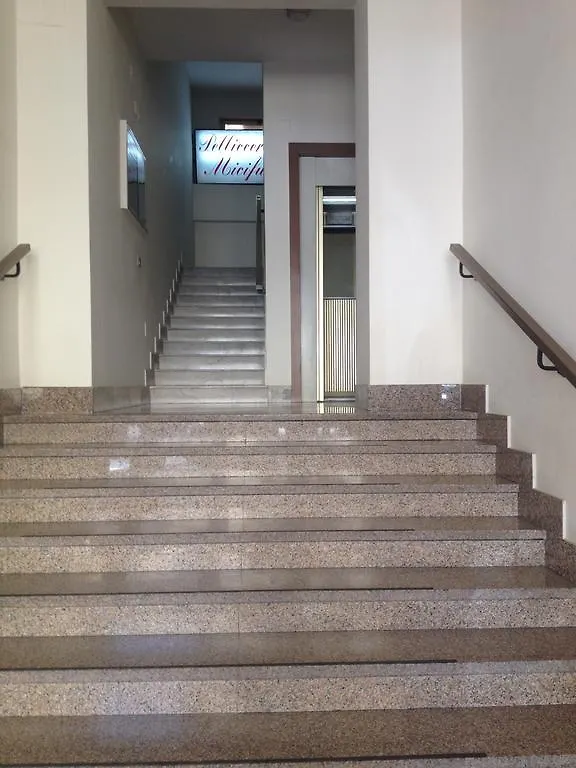 Rooms2Rent Reggio Calabria 0*,  Italy